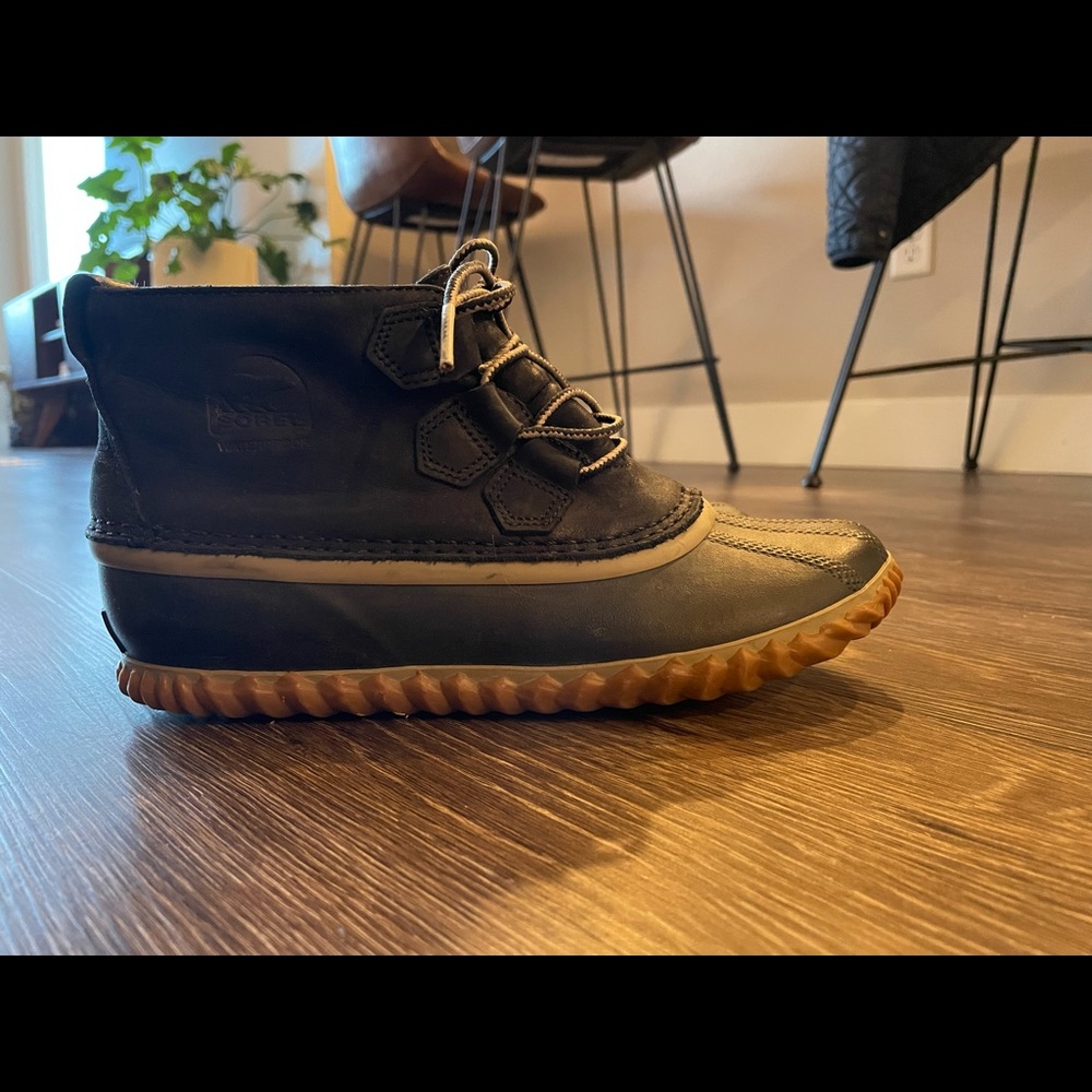 Sorel Out N About Leather Duck Boots (W 7.5)